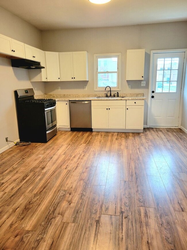 Building Photo - Renovated and Move in Ready...769 Condit, ...