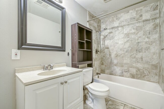 Building Photo - Beautiful 3 Bed- 1 bath (Lower Unit) in Great Location! Move in Ready! $250 off 1st months rent!