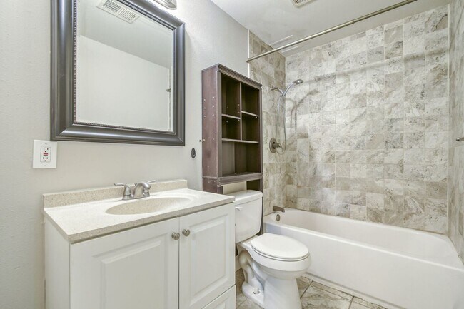 Building Photo - Beautiful 3 Bed- 1 bath (Lower Unit) in Great Location! Move in Ready! $500 off 1st months' rent!