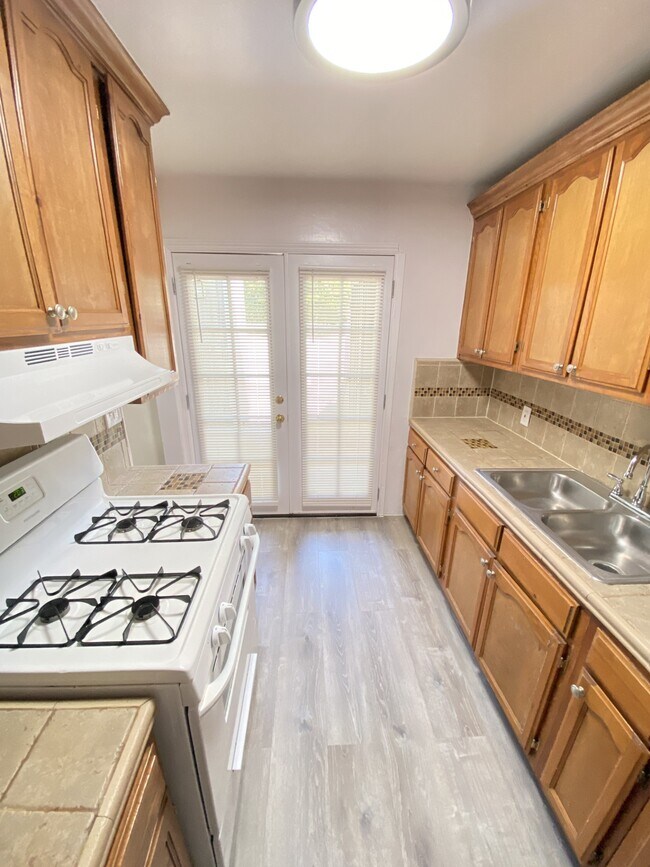 Building Photo - 564-592 N Kingsley Dr