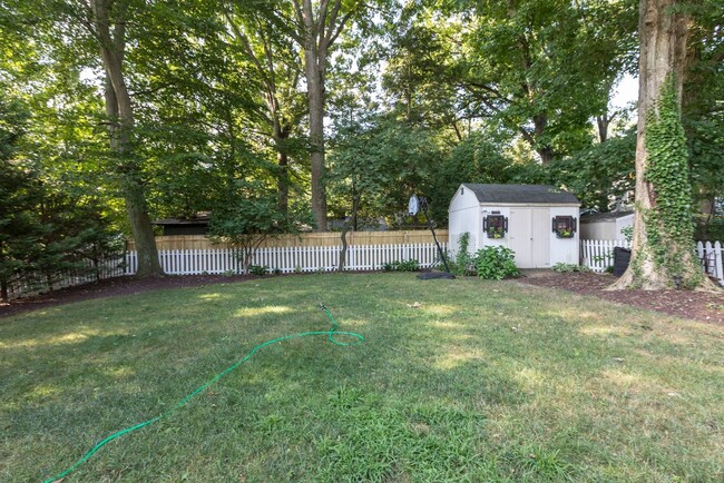 Building Photo - 3 Bed 2 Bath - Silver Spring Rambler - Upd...