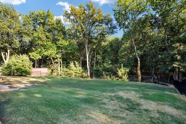 Building Photo - 5 Meadowbrook Cir
