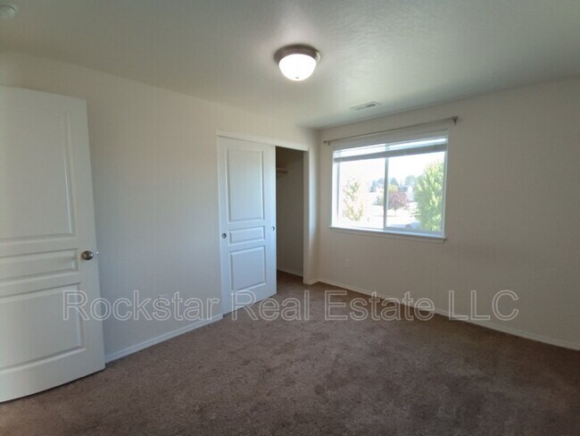 Building Photo - 1315 N Rogue River St