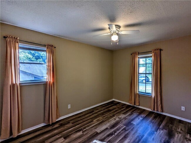 Building Photo - 812 Hill Wood Dr