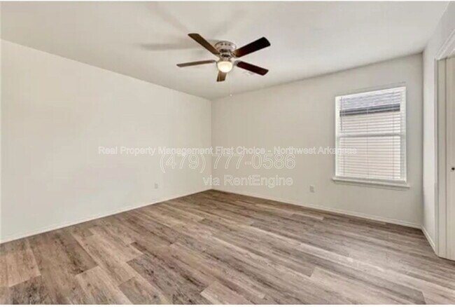 Building Photo - 733 S Benchmark Ln