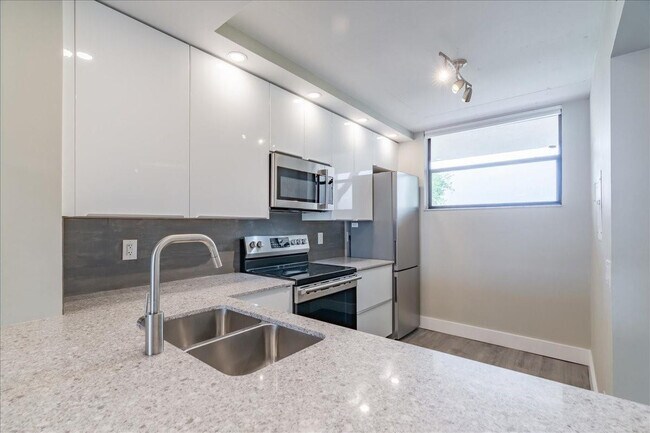 Building Photo - 113 Lake Emerald Dr