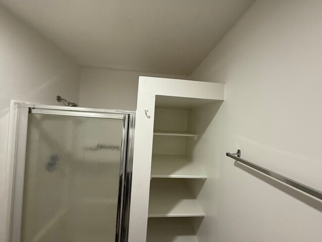 Building Photo - 2121 Fountain View Dr
