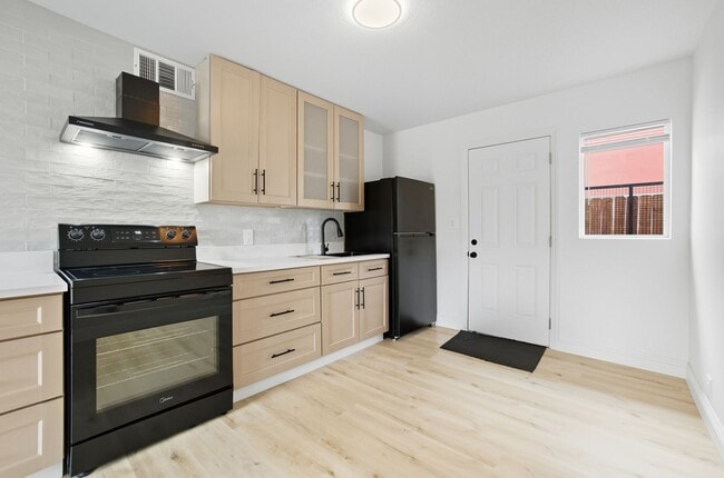 Building Photo - Fully Remodeled 2BR with Modern Upgrades &...