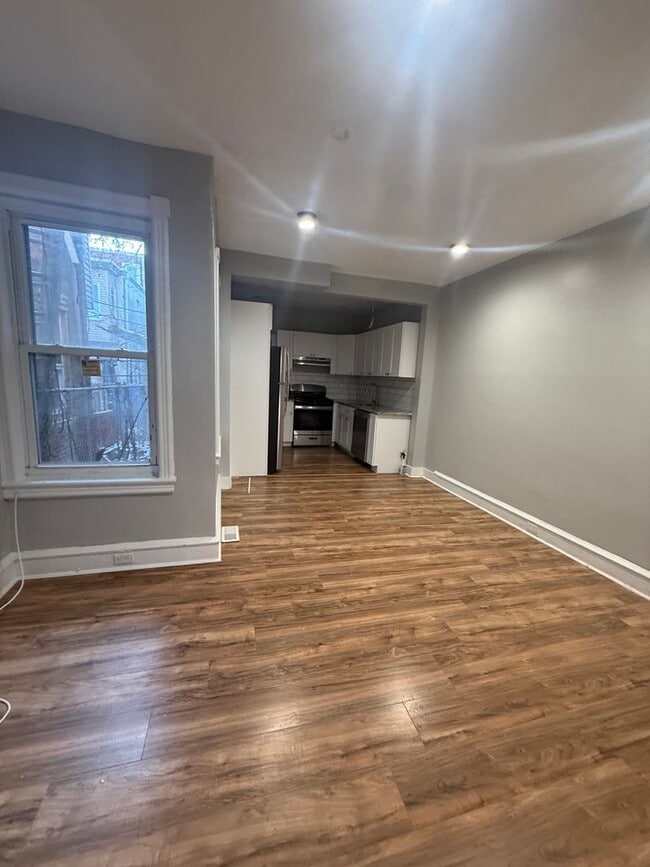 Building Photo - Cozy 3BR Home with 1 Bath – Fully Equipped Kitchen