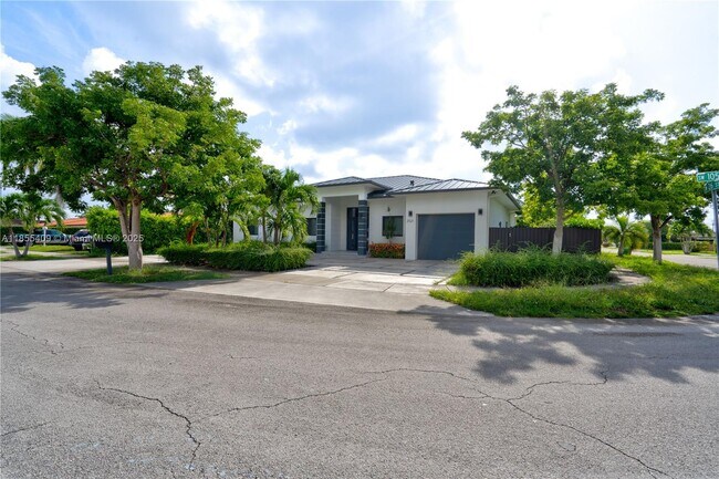 Building Photo - 2521 SW 105th Ave
