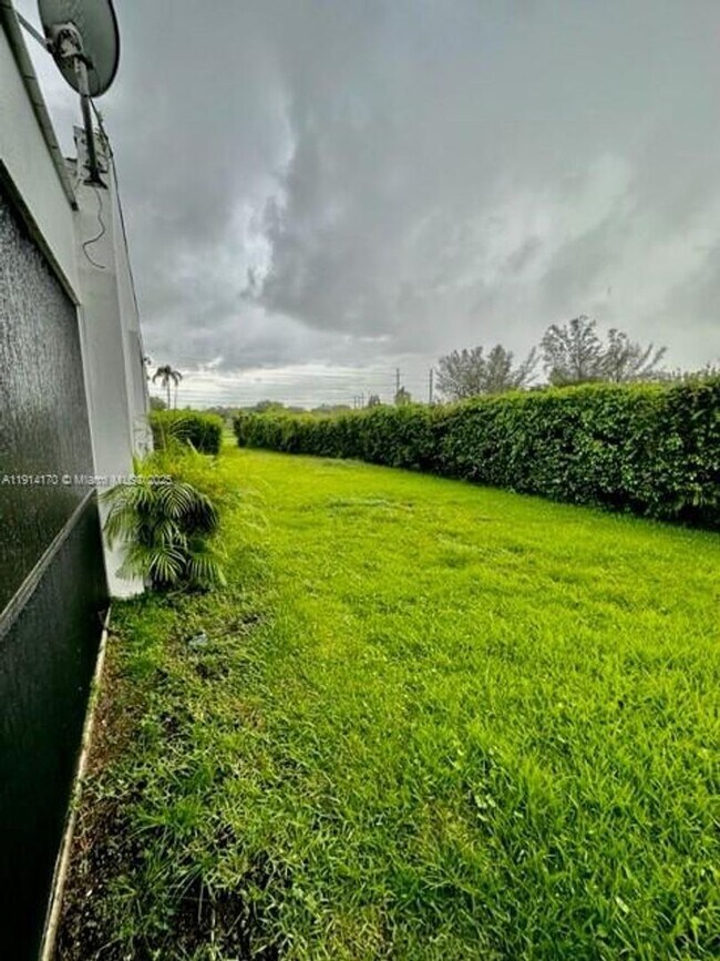 Building Photo - 7439 Twin Sabal Dr