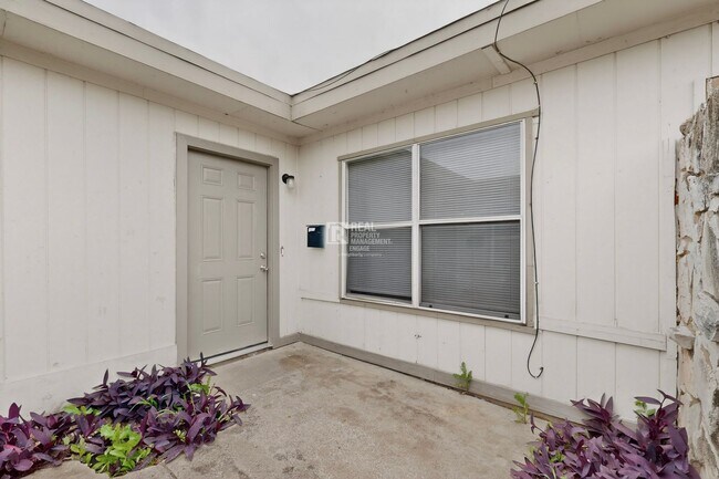 Building Photo - 6808 Trail Lake Dr