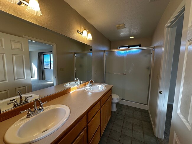 Building Photo - Views from Paradise!