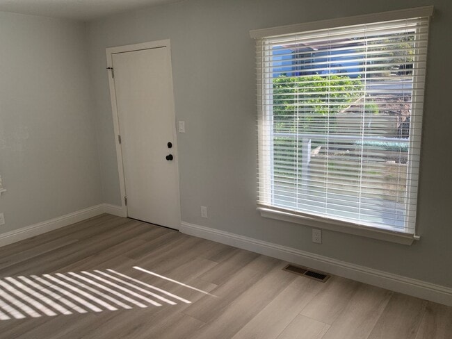 Building Photo - Beautifully remodeled 3 bedroom 2 bath Pin...