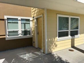 Building Photo - 2 Bed, 1 Bath, 850 Square Foot Ground Floor-Single Story Apartment with Air Conditioning