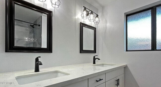Building Photo - 3005 S Fairway Dr
