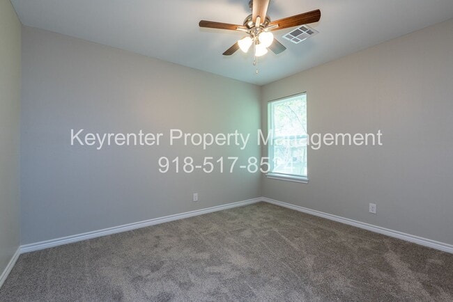 Building Photo - 4 Bedroom 2 Bath + Updated