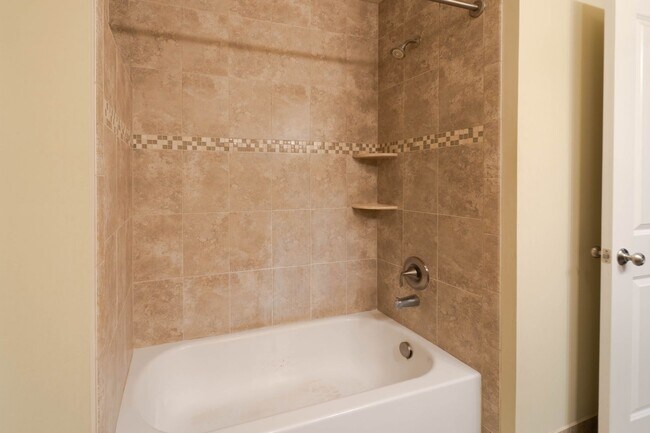 Building Photo - Stunning Centreville Townhome With Excellent Commuter Access