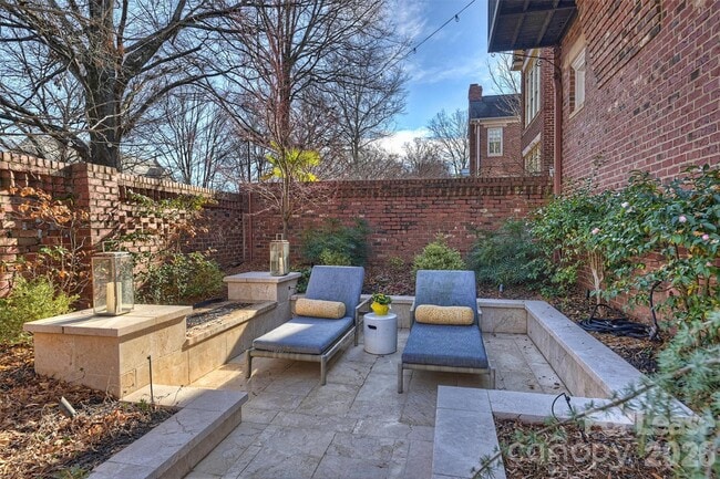 Building Photo - 1124 Dilworth Crescent Row