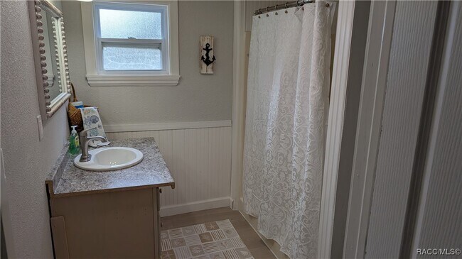 Building Photo - 704 NE 2nd Ave