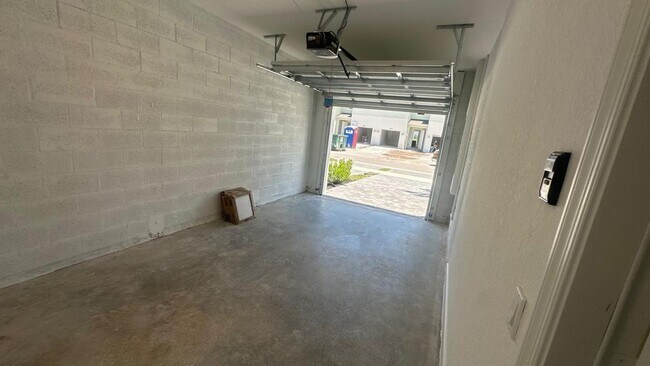 Building Photo - 553 Rivergrass St