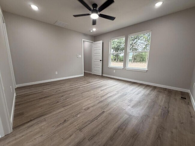 Building Photo - 939 Holstein Ln