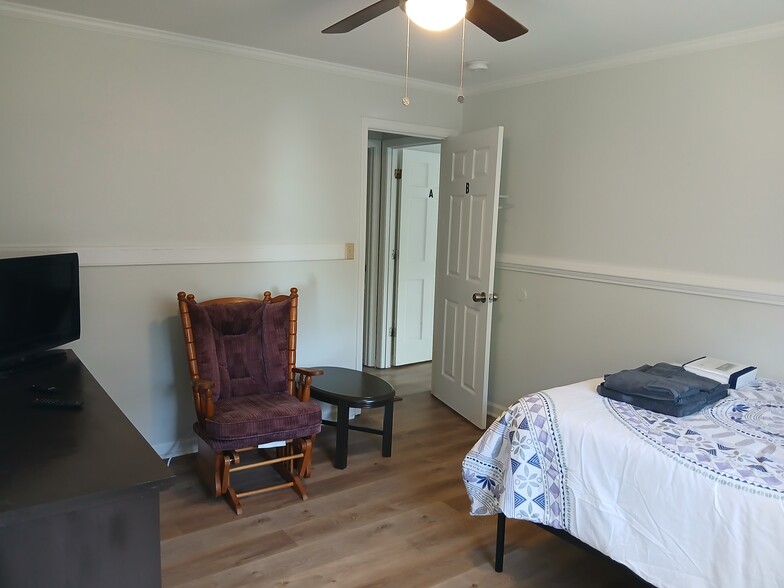 Room B - Bed/Dresser/Rocker/Coffee table - 3634 Riley Rd