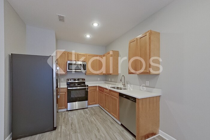 Building Photo - 10103 W 20th St