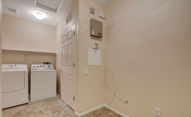 Building Photo - GORGEOUS 3 BEDROOM / 2 FULL BATH CONDO UNI...