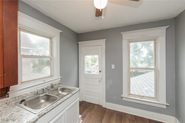 Building Photo - 1226 W Erie Ave