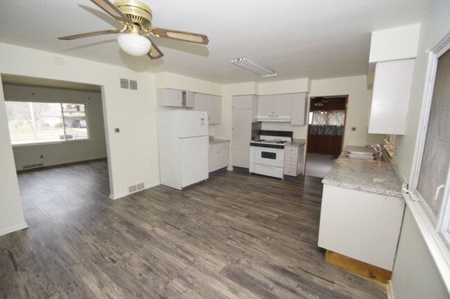 Building Photo - 3 bed / 3 bath Home for Rent in Hobart