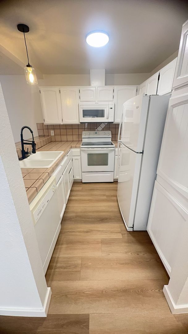 Building Photo - 2 Bed/2 Bath in Gated Community Condo