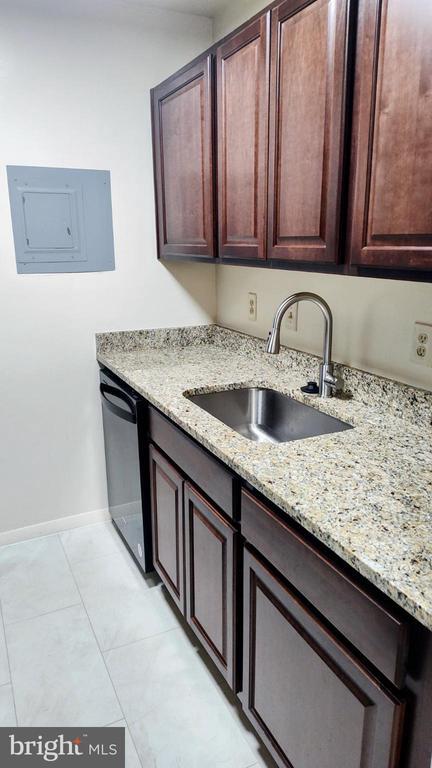 Building Photo - 6100 Westchester Park Dr