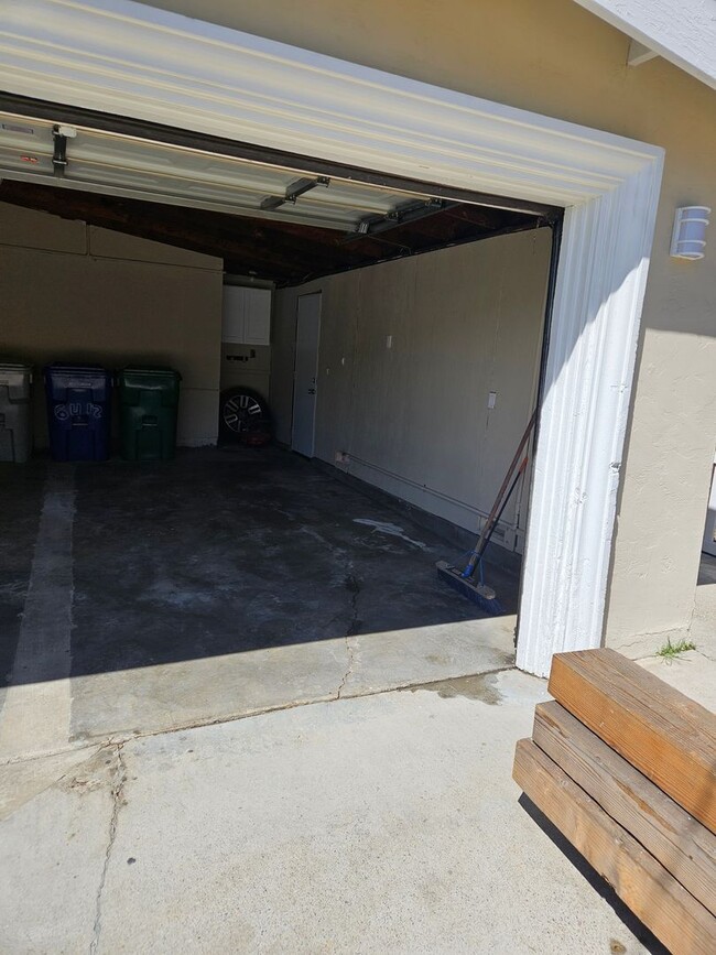 Building Photo - Large 3 Bedroom 2 Bath House