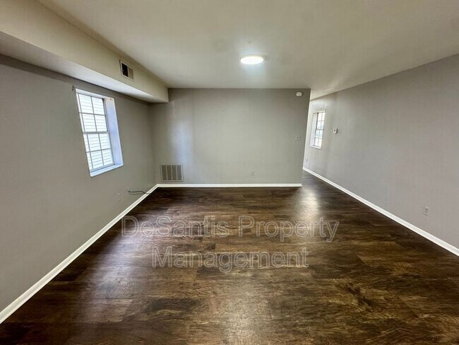 Building Photo - 542 5th Ave