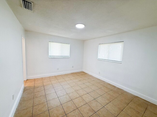 Building Photo - 1555 NE 148th St
