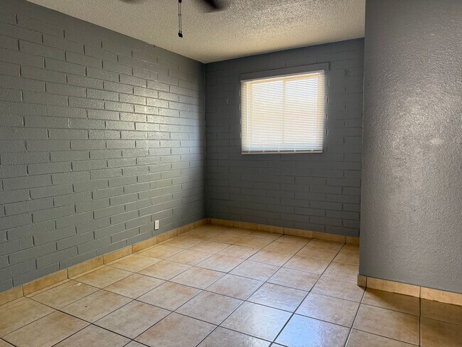 Building Photo - 5123 N 28th Dr