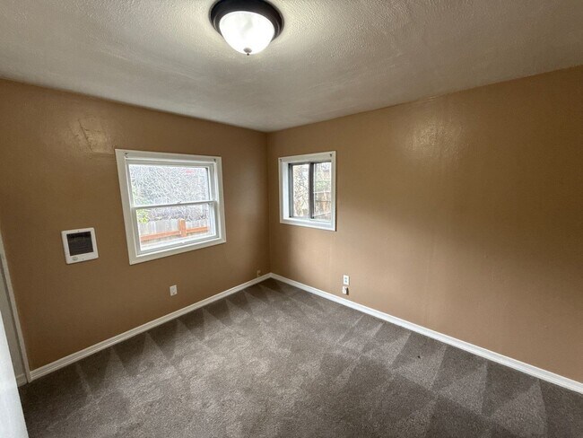 Building Photo - 465 Madrona Ave SE