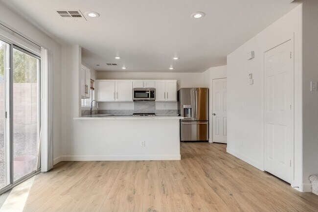 Building Photo - Fully Remodeled & Move-In Ready – Modern Finishes + Huge Loft!