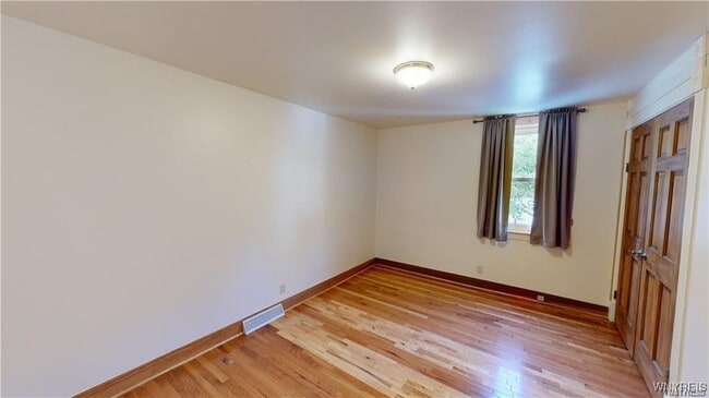Building Photo - 558 Breckenridge St