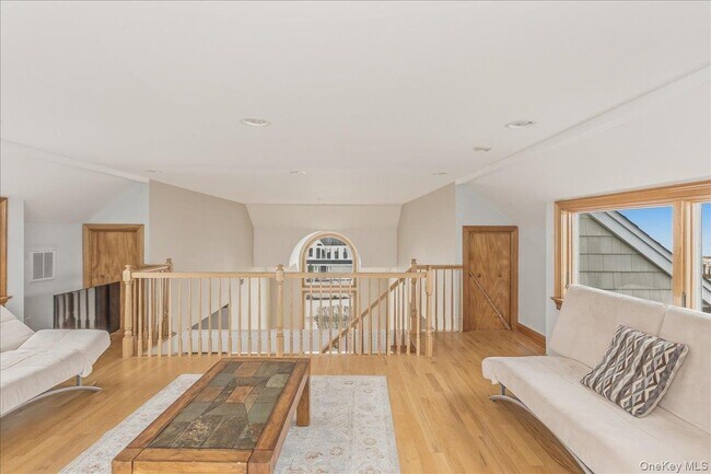 Building Photo - 672 Dune Rd
