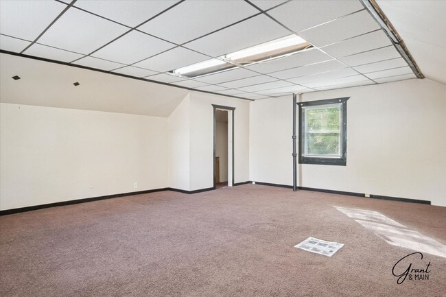 Building Photo - $1,200 - Large East Side 3 Bedroom