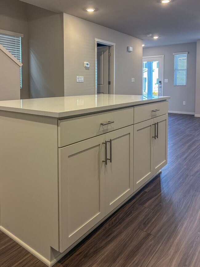 Building Photo - New Townhome 3 Bedroom Available now in Smith Creek Neighborhood