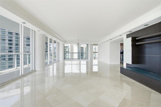 Building Photo - 16500 Collins Ave