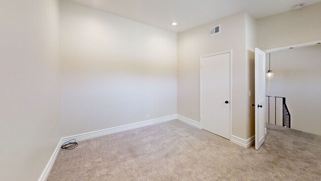 Building Photo - Gorgeous 3bd/2.5 bath in East Bluff!