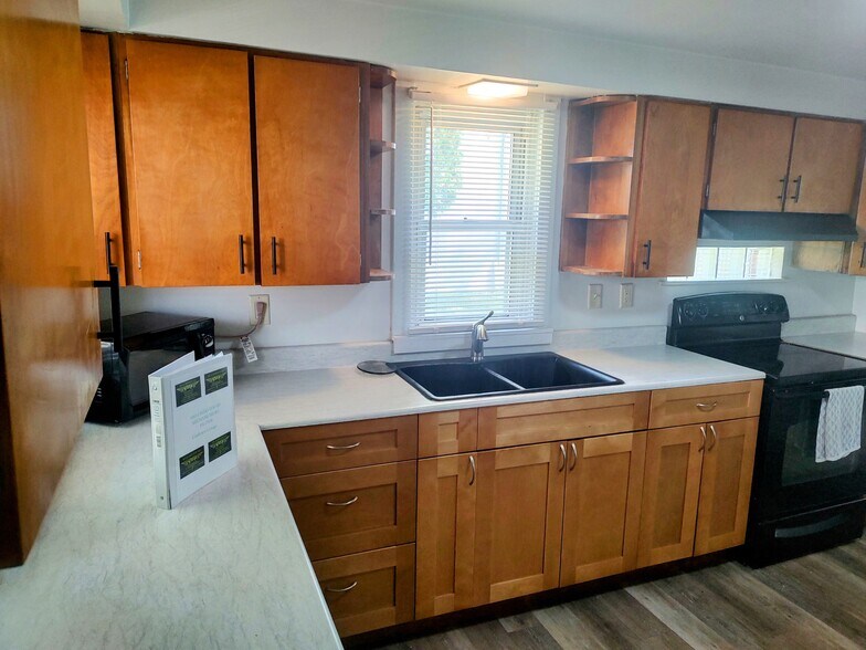 Kitchen with Soft Close Cabinets (on the bottom) - 5685 Creekview Rd