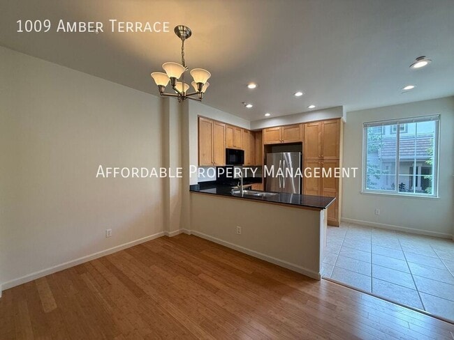 Building Photo - 1009 Amber Terrace
