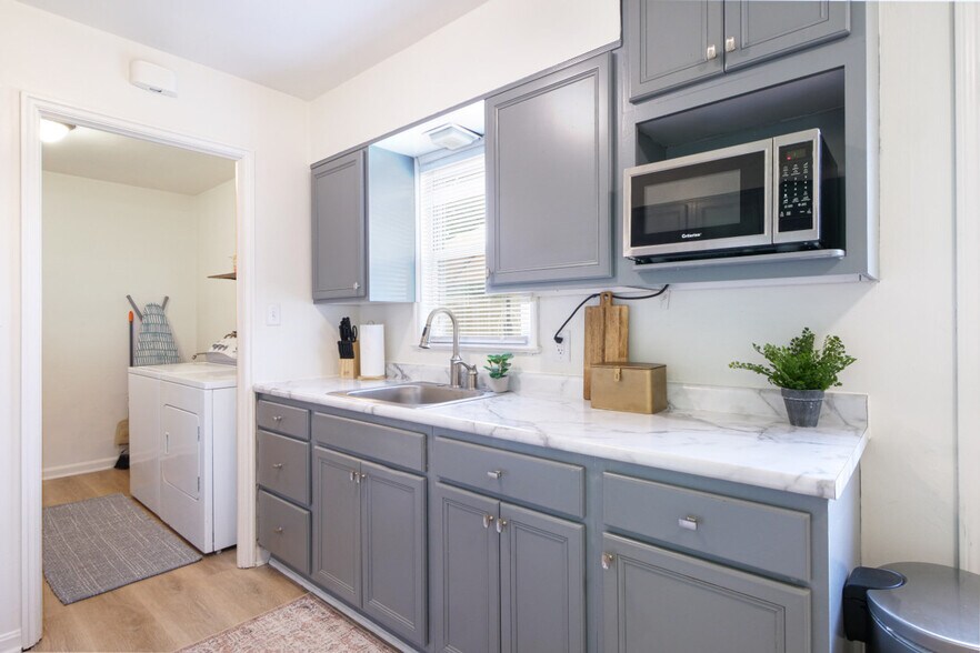 Building Photo - 6484 Aylesworth Dr