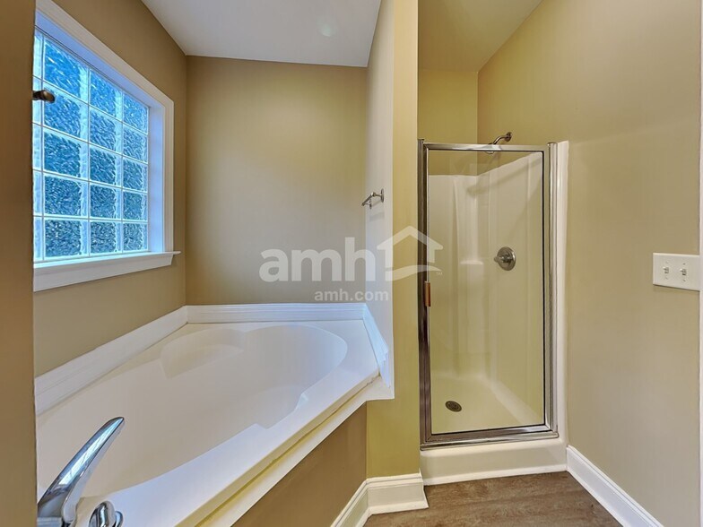 Building Photo - 146 Lily Xing