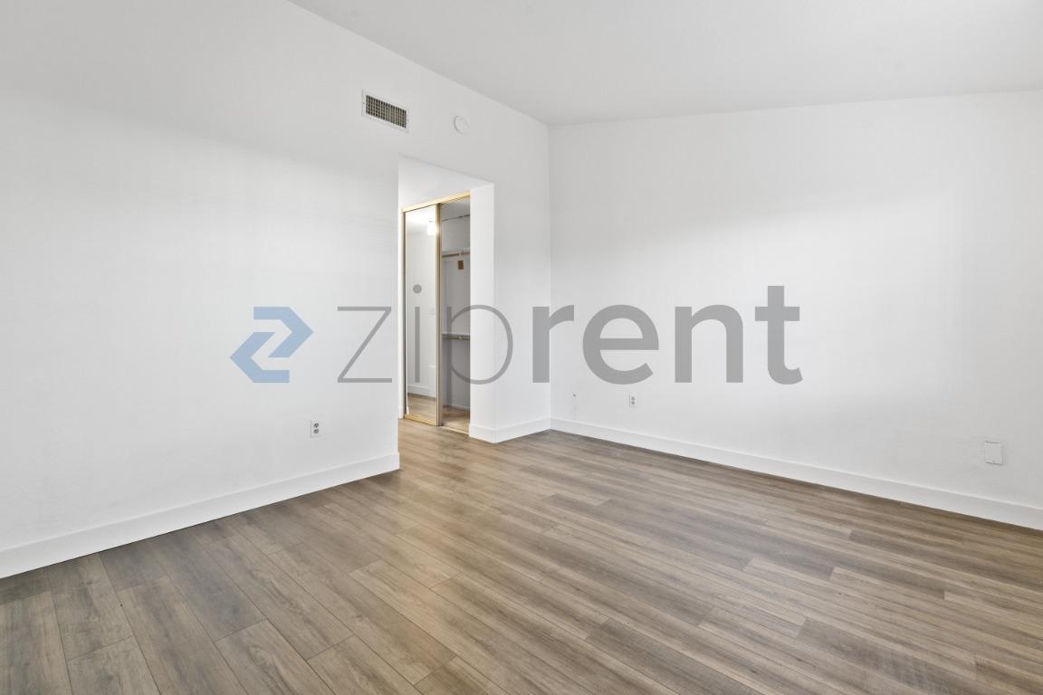 Building Photo - Unit 1022